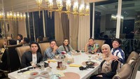 Seperti yang tampak pada foto ini. Ashanty mengajak keluarga barunya yakni Atta Halilintar dan Thariq Halilintar makan malam bersama setelah pesta pernikahan Aurel dan Atta. Foto: Instagram @ashanty_Ash