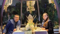 Makan malam romantis, beginilah momen Ashanty dan Anang Hermansyah saat makan malam berdua di restoran mewah dengan dekorasi romantis. Foto: Instagram @ashanty_Ash