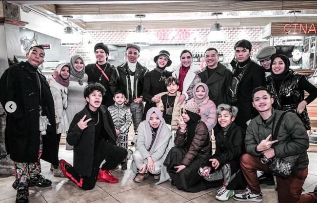 Melalui foto-foto yang dibagikan, keluarga Aurel Hermansyah dan Atta Halilintar terlihat kompak berfoto bersama. Ekspresi bahagia pun tampak jelas terpancar dari dua keluarga ini. Foto: Instagram