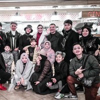 Melalui foto-foto yang dibagikan, keluarga Aurel Hermansyah dan Atta Halilintar terlihat kompak berfoto bersama. Ekspresi bahagia pun tampak jelas terpancar dari dua keluarga ini. Foto: Instagram