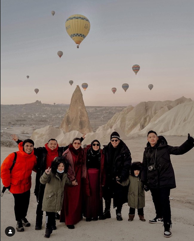 Pertemuan tersebut sekaligus menjadi momen melepas kangen antara Atta, Thoriq Halilintar dan keluarganya yang sudah terpisah selama 2 tahun. Karena diketahui hanya Atta dan Thoriq lah yang selama ini berada di Indonesia. Bahkan ketika Atta menikah dengan Aurel, keluarga Halilintar pun tidak bisa hadir. Foto: Instagram