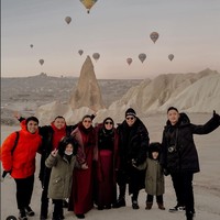 Pertemuan tersebut sekaligus menjadi momen melepas kangen antara Atta, Thoriq Halilintar dan keluarganya yang sudah terpisah selama 2 tahun. Karena diketahui hanya Atta dan Thoriq lah yang selama ini berada di Indonesia. Bahkan ketika Atta menikah dengan Aurel, keluarga Halilintar pun tidak bisa hadir. Foto: Instagram