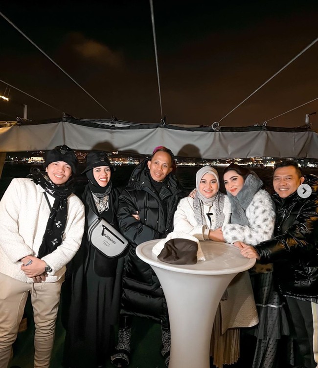 Sebelumnya keluarga Halilintar itu tertahan di Malaysia karena pandemi COVID-19. Oleh karena itu ketika ada waktu, keluarga Halilintar dan keluarga Hermansyah pun memutuskan melakukan pertemuan di Turki. Foto: Instagram