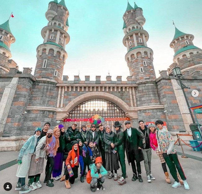 Memiliki penyakit bawaan, Ashanty mengaku belum merasakan gejala berat. Walaupun demikian dirinya tetap menjalani prosedur kesehatan yang berlaku. Dan agar tidak menyebarkannya ke orang lain, Ashanty pun memilih untuk dirawat di rumah sakit. Foto: Instagram