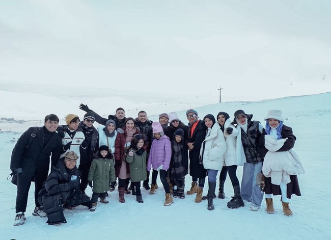 Tak sedikit netizen yang kemudian menyalahkan Ashanty dan keluarganya karena berjalan-jalan ke Turki di akhir tahun. Namun melalui unggahannya Ashanty kembali menjelaskan bahwa kepergian mereka ke Turki bukan sekedar untuk berjalan-jalan, melainkan bertemu keluarga Halilintar yang sudah 2 tahun belum bertatap muka. Foto: Instagram