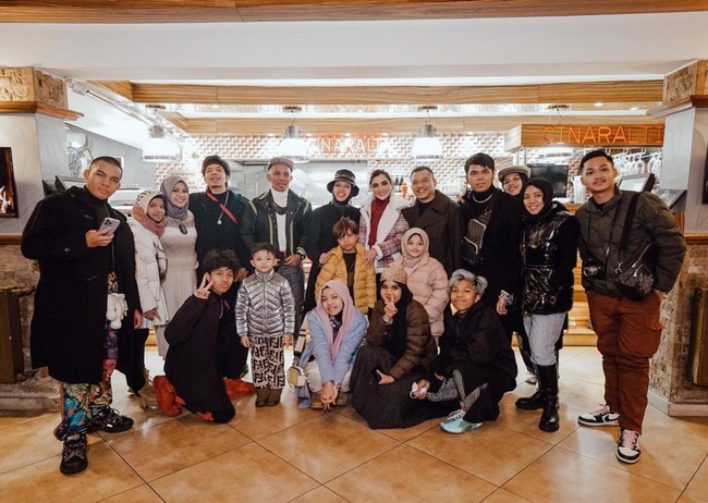 Namun setelah pulang ke Indonesia hasil test PCR milik Ashanty menyatakan bahwa dirinya positif. Karena hal itu Ashanty pun segera dirawat di rumah sakit. Padahal menurut keterangan di unggahan Instagramnya, sebelumnya Ashanty sudah melakukan 2 kali PCR saat di hotel dan bandara Istanbul. Keduanya menyatakan Ashanty negatif virus Corona. Foto: Instagram