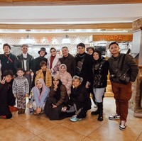 Namun setelah pulang ke Indonesia hasil test PCR milik Ashanty menyatakan bahwa dirinya positif. Karena hal itu Ashanty pun segera dirawat di rumah sakit. Padahal menurut keterangan di unggahan Instagramnya, sebelumnya Ashanty sudah melakukan 2 kali PCR saat di hotel dan bandara Istanbul. Keduanya menyatakan Ashanty negatif virus Corona. Foto: Instagram