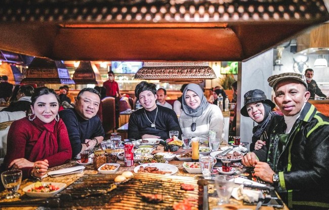 Saat di Turki, keluarga Atta Halilintar dan Aurel Hermansyah memanfaatkan momen tersebut dengan berjalan-jalan mengunjungi tempat-tempat wisata di sana. Seperti dalam foto yang satu ini. Foto: Instagram