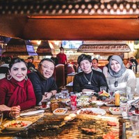 Saat di Turki, keluarga Atta Halilintar dan Aurel Hermansyah memanfaatkan momen tersebut dengan berjalan-jalan mengunjungi tempat-tempat wisata di sana. Seperti dalam foto yang satu ini. Foto: Instagram