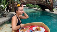 Latar cerita Kaget Nikah kebanyakan bertempat di Bali. Ia juga pernah mengunjungi salah satu restort dan menikmati floating breakfast di kolam renang. Foto: Instagram @auroraribero