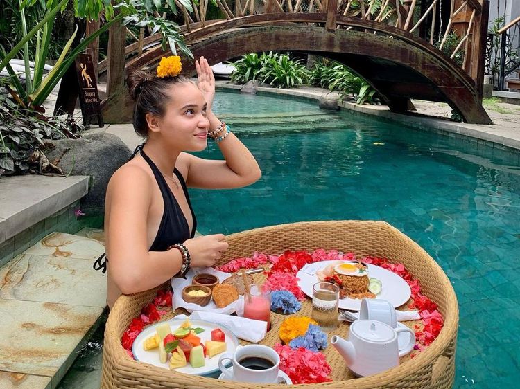 Cantiknya Aurora Ribero Kaget Nikah, Saat Nikmati Floating Breakfast