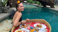 Makanan yang menjadi menu sarapannya saat itu adalah nasi goreng, croissant, buah potong, hingga kopi hitam yang nikmat. Foto: Instagram @auroraribero