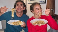 Aurora Ribero tampak lucu berpose dengan temannya saat menikmati pasta bersama-sama. Foto: Instagram @auroraribero