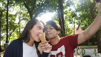 Posennya saat makan es krim juga tampak lucu. Ia berpose dengan Jefri Nichol saat itu. Foto: Instagram @auroraribero