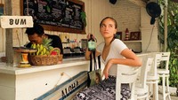 Beberapa waktu lalu, Aurora juga pernah berlibur ke Bali. Ia mengunjungi gerai Nalu Bowls untuk menikmati smoothies bowl dengan campurah buah segar. Foto: Instagram @auroraribero