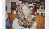 Momen Aurora saat menikmati kopi di coffee shop juga pernah dibagikan oleh Aurora Ribero. Foto: Instagram @auroraribero