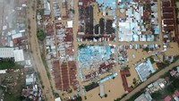 Bangunan dan jalan raya terendam banjir di kawasan Pasar Youtefa Abepura, Papua. (ANTARA FOTO/Fredy Fakdawer)