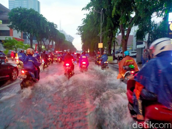 Hujan deras mengguyur Surabaya selama satu jam. Sejumlah jalan protokol terpantau banjir, banyak kendaraan terjebak kemacetan saat jam pulang kerja.