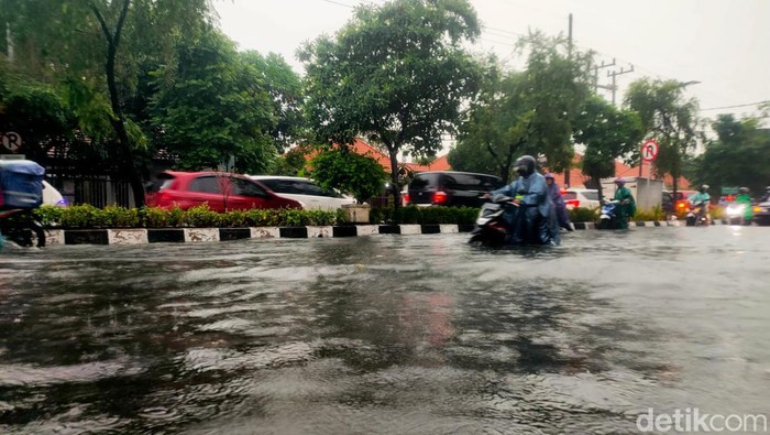 Hujan deras yang mengguyur Surabaya mengakibatkan sejumlah lokasi banjir. Tak hanya itu, banjir juga membuat sejumlah kendaraan mogok.