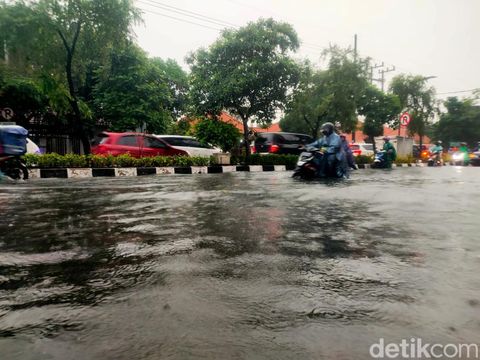 Hujan deras yang mengguyur Surabaya mengakibatkan sejumlah lokasi banjir. Tak hanya itu, banjir juga membuat sejumlah kendaraan mogok.
