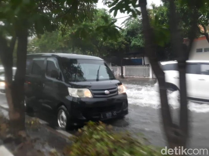 Hujan deras yang mengguyur Surabaya mengakibatkan sejumlah lokasi banjir. Tak hanya itu, banjir juga membuat sejumlah kendaraan mogok.