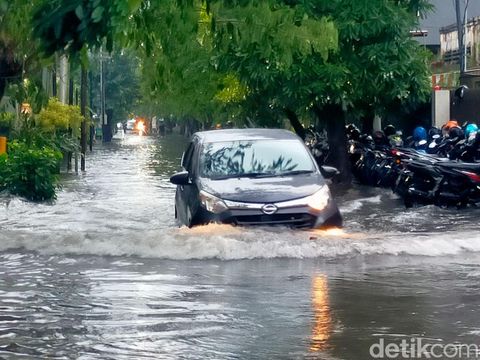 Hujan deras mengguyur Surabaya selama satu jam. Sejumlah jalan protokol terpantau banjir, banyak kendaraan terjebak kemacetan saat jam pulang kerja.