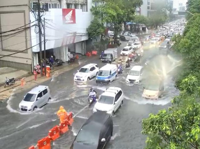 Hujan deras disertai angin mengguyur Kota Pahlawan menumbangkan sejumlah pohon. Tak hanya itu beberapa jalan protokol banjir dan mengakibatkan kemacetan.