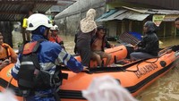 Petugas SAR Jayapura mengevakuasi warga yang terjebak banjir di Pasar Youtefa Abepura, Jayapura, Papua, Jumat (7/1/2022). (ANTARA FOTO/azhar)