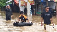 Sejumlah warga berjalan menerobos banjir di Pasar Youtefa Abepura, Jayapura,Papua. (ANTARA FOTO/azhar)