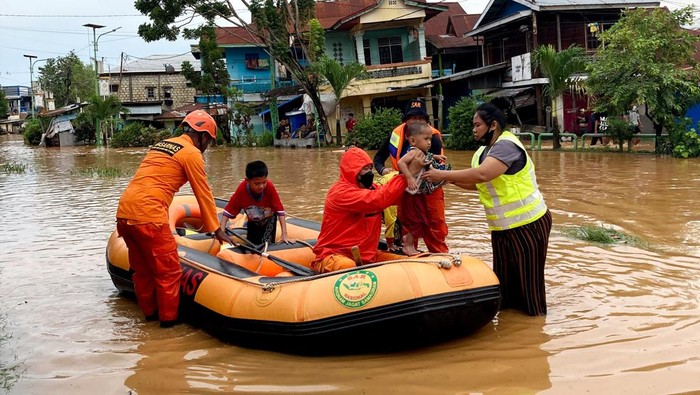 BANJIR JAYAPURA Petugas Basarnas mengevakuasi warga yang terjebak banjir di permukiman kawasan Kali Acai Abepura, Papua, Jumat (7/1/2022). Berdasarkan data BNPB hujan lebat dan tanah longsor di sejumlah wilayah Jayapura telah mengakibatkan enam orang meninggal dunia. ANTARA FOTO/Adharnazamudin/wpa/hp.