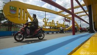 Jembatan ini juga telah diresmikan oleh Plt Bupati Bekasi, Akhmad Marjuki pada Kamis (6/1/2022).