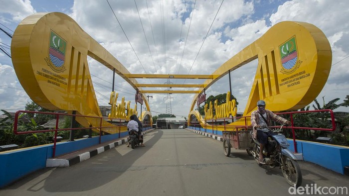 Begini Rupa Jembatan Kali Jambe Tambun Usai DIpermak RP 4,9 M Jembatan Kali Jambe, Tambun, Kabupaten Bekasi, kini tampil merona usai dipermak. jembatan tersebut merupakan penghubung jalan antara Tambun Selatan dan Tambun Utara.
