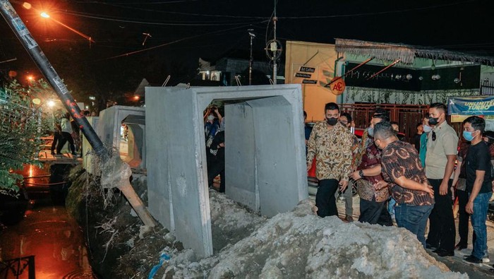 Bobby Nasution dan jajarannya saat mengecek proyek drainase di Medan (dok. Pemko Medan)