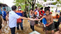 Kepala Cabang BRI Abepura Zainul Arifin membagikan bantuan kepada warga korban banjir, Jumat (7/1/2022). Penyaluran bantuan dilakukan secara bertahap dengan memprioritaskan masyarakat yang terdampak lebih parah. Kepala Cabang BRI Abepura Zainul Arifin membagikan bantuan kepada warga korban banjir, Jumat (7/1/2022). Penyaluran bantuan dilakukan secara bertahap dengan memprioritaskan masyarakat yang terdampak lebih parah.