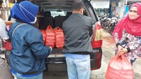 Dalam penyaluran bantuan, insan BRILian (karyawan BRI) juga bahu-membahu untuk turun langsung memberikan bantuan di lapangan. Dalam penyaluran bantuan, insan BRILian (karyawan BRI) juga bahu-membahu untuk turun langsung memberikan bantuan di lapangan.