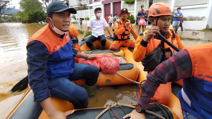 BRI Peduli Salurkan Bantuan ke Warga Korban Banjir di Abepura BRI menyalurkan bantuan untuk warga terdampak bencana banjir di Abepura, Jayapura, Papua. Adapun bantuan yang diberikan berupa paket makanan siap santap.