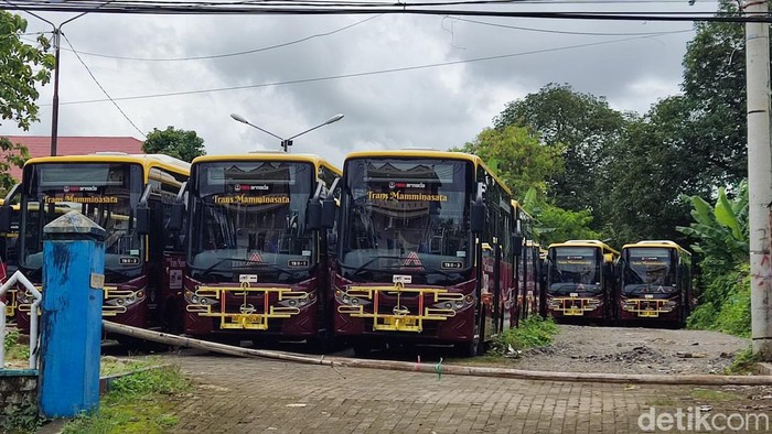 Bus Trans Mamminasata di Makassar berhenti beroperasi sementara waktu. (Hermawan/detikcom)