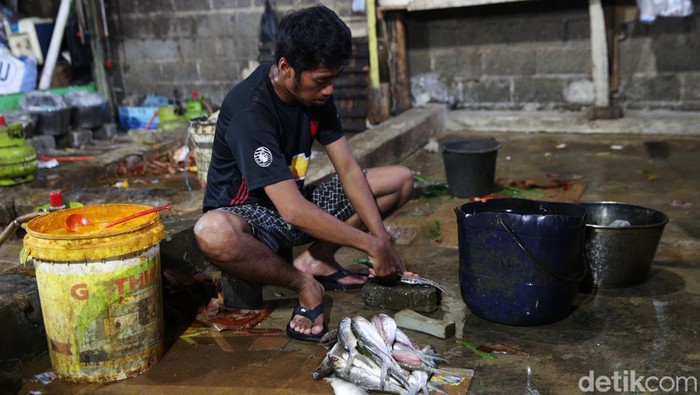Curi Perhatian Pembeli, Pedagang Ikan Ini Berdandan Perlente Tak seperti kebanyakan pedagang yang hanya berpakaian seadanya, Pedagang yang satu ini justru berpakaian rapih bak pejabat guna menarik perhatian pembeli.
Ia bernama Kevin (27) pria kelahiran Palabuhan Ratu ini berdandan rapi mengenakan kemeja, jas, sepatu formal dan tak ketinggalan dasi. Kevin merupakan nama beken dikalangan pelanggannya sedangkan nama aslinya Uci.