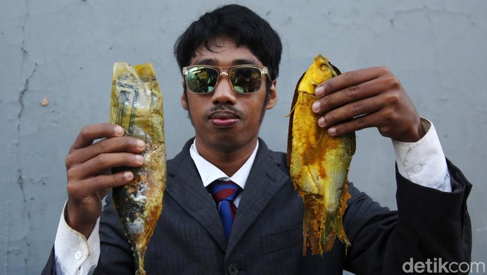 Curi Perhatian Pembeli, Pedagang Ikan Ini Berdandan Perlente Tak seperti kebanyakan pedagang yang hanya berpakaian seadanya, Pedagang yang satu ini justru berpakaian rapih bak pejabat guna menarik perhatian pembeli.
Ia bernama Kevin (27) pria kelahiran Palabuhan Ratu ini berdandan rapi mengenakan kemeja, jas, sepatu formal dan tak ketinggalan dasi. Kevin merupakan nama beken dikalangan pelanggannya sedangkan nama aslinya Uci.