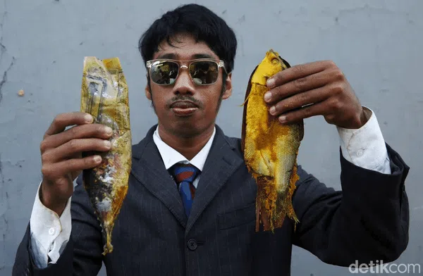 Curi Perhatian Pembeli, Pedagang Ikan Ini Berdandan Perlente
