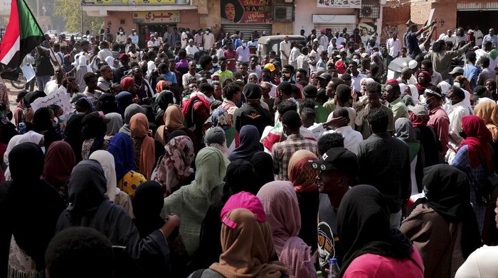 Demo Anti-Militer di Sudan Kembali Bergejolak People chant slogans and burn tires during a protest to denounce the October 2021 military coup, in Khartoum, Sudan, Thursday, Jan. 6, 2022. Sudanese took to the streets in the capital, Khartoum, and other cities on Thursday in anti-coup protests as the country plunged further into turmoil following the resignation of the prime minister earlier this week. (AP Photo/Marwan Ali)