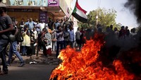 Demonstran lain membakar ban untuk membuat barikade yang menyala di jalanan. Massa berbaris menuju istana presiden di Khartoum ketika pasukan keamanan menembakkan tembakan gas air mata dan pengunjuk rasa melemparkan batu ke arah pasukan keamanan.