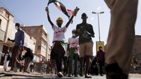 Sudan, yang tengah dalam masa transisi politik, ikut terdampak kebijakan ini. Pemerintah AS menuding Sudan tidak memiliki sistem identifikasi dan pengawasan visa yang memadai. AP/Marwan Ali)