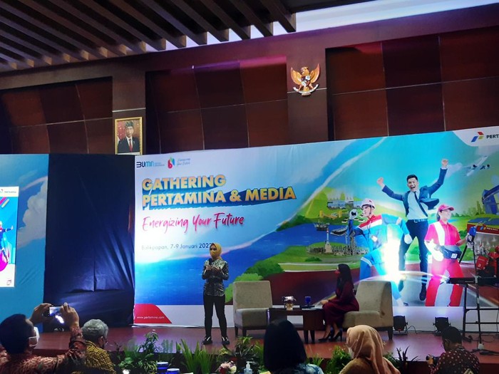 Direktur Utama PT Pertamina, Nicke Widyawati, berbincang dengan Ketua Komisi VII DPR Alex Noerdin dan Wakil Ketua Komisi VII DPR Sugeng Suparwoto sebelum mengikuti rapat dengar pendapat dengan Komisi VII DPR di Gedung Parlemen, Senayan, Jakarta, Senin (05/04/2021).