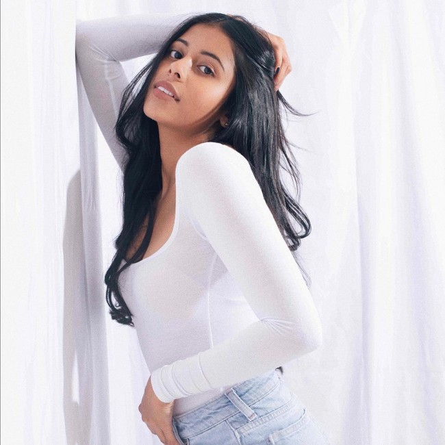 Debut akting Dishani Chakraborty dimulai pada 2017, di mana dia membintangi film pendek berjudul ‘Holy Smoke!’ yang ditulis dan disutradarai kakaknya sendiri, Ushmey Chakraborty. Foto: Instagram/@dishanichakraborty