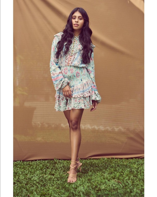 Kala itu Dishani Chakraborty yang masih bayi ditemukan dekat tempat sampah. Ramainya pemberitaan tentang bayi yang dibuang sampai ke telinga Mithun Chakraborty, seorang aktor kawakan Bollywood. Foto: Instagram/@dishanichakraborty