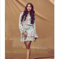 Kala itu Dishani Chakraborty yang masih bayi ditemukan dekat tempat sampah. Ramainya pemberitaan tentang bayi yang dibuang sampai ke telinga Mithun Chakraborty, seorang aktor kawakan Bollywood. Foto: Instagram/@dishanichakraborty