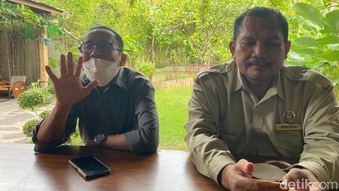 Eks Ketua DPC Gerindra Blora, Setiyadji Setyawidjaja (kiri), didampingi pengacara Farid Rudiyanto.