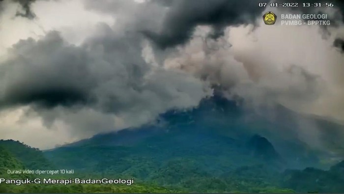 Erupsi Merapi siang ini, awan panas meluncur sejauh 2,5 kilometer, Jumat (7/1/2022).
