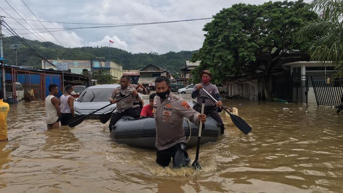 Evakuasi korban banjir Jayapura. (Wilpret/detikcom)